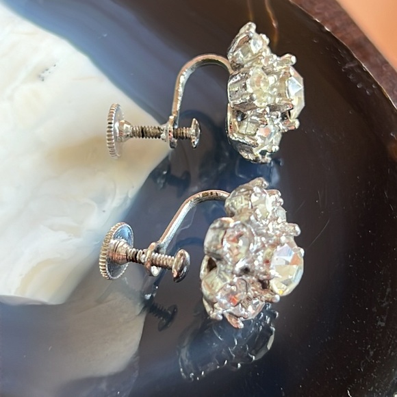 Vintage rhinestone earrings.  Clusters.  Screw backs for non pierced wears. - Picture 3 of 15